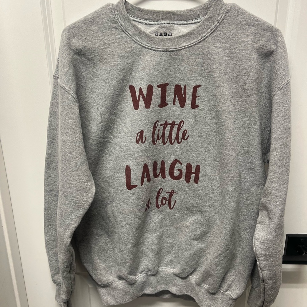 Gray sweatshirt for wine lovers